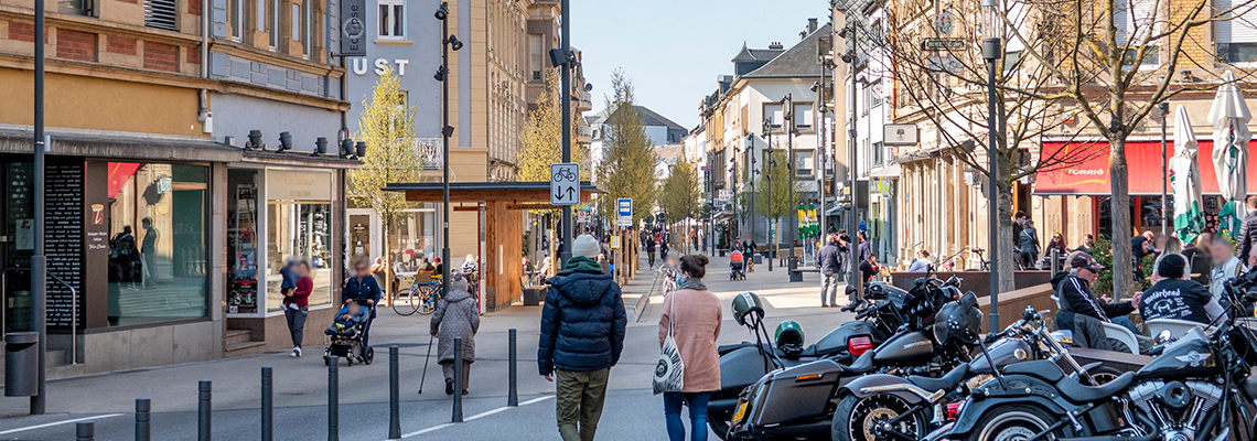 Avenue Grande-Duchesse Charlotte avec des piétons