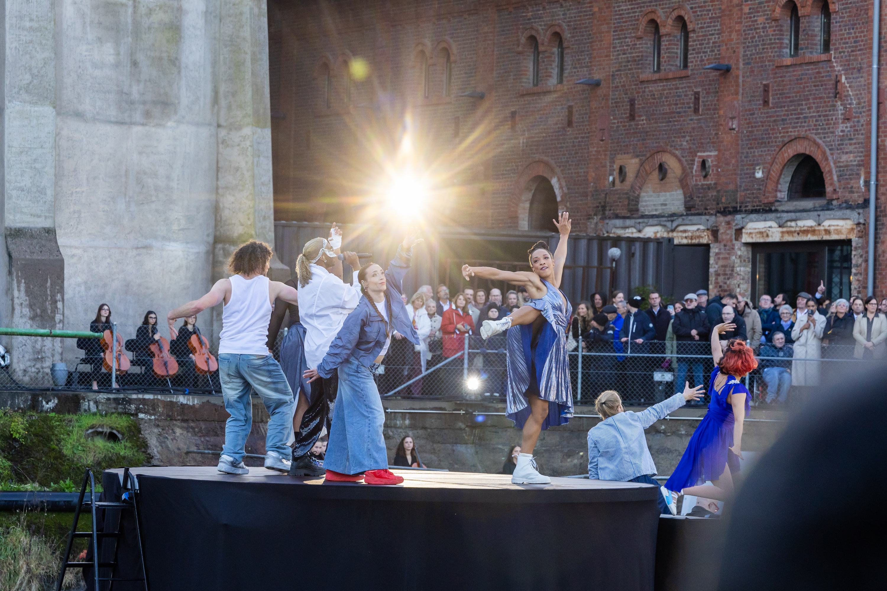 Dudelange – Parcours de visite Ă pied de LL.AA.RR. le Grand-Duc et la Grande-Duchesse – ChorĂ©graphie d’instruments sur les diffĂ©rents plateaux de la tour du chĂąteau d’eau par l’orchestre symphonique et des Ă©lĂšves de danse de l’Ă©cole rĂ©gionale de m